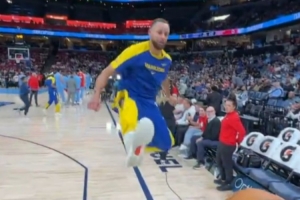 全球总决赛官网-Chinese Kung Fu库里赛前秀出凌空飞踢 体态轻盈状态佳