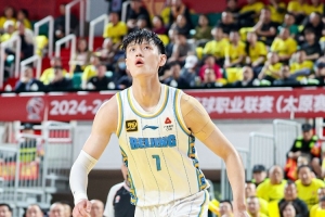 但愿无碍！曾凡博9中5拿到12分3板1助 重摔伤退