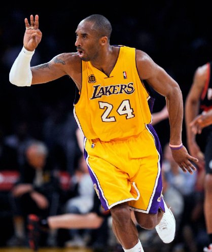 科比生涯有几次最佳防守一阵，防守能力一直不输于进攻能力|科比·布莱恩特|湖人|科比-布莱恩特|迈克尔·乔丹|凯文-加内特_新浪体育_新浪新闻